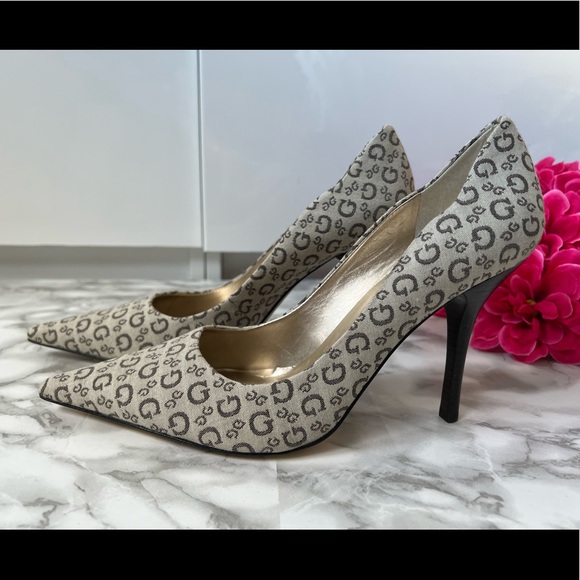 BRAND NEW Pair of GUESS Brown and Tan High-heels Shoes - Picture 1 of 9